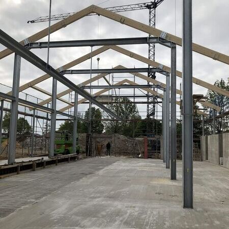 Halle aus Stahl und Holz